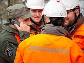 Instruktor Sascha Morger und eine Gruppe Führungsunterstützer testen die Telefonleitung